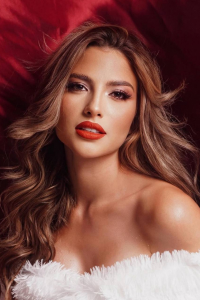 Daniela, 27